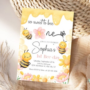 Bee verjaardagsuitnodiging, sweet to bee uitnodigingssjabloon voor één feest afdrukbare, bewerkbare honingbij geel bloemengroen BB02