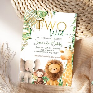 Pu&ograve; includere: Un invito per una festa di compleanno per un secondo compleanno a tema giungla, in verde e oro. L'invito presenta il testo "Two Wild" e illustrazioni di una giraffa, un leone, una scimmia e un elefante. L'invito include il testo "Please join us to celebrate Samuel's 2nd Birthday" e i dettagli per la festa.