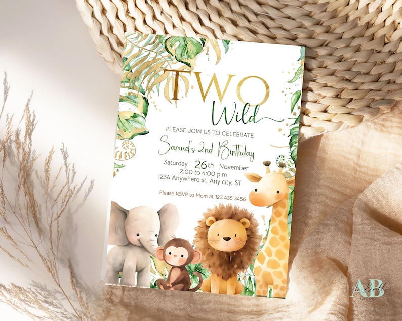 Pu&ograve; includere: Un invito per una festa di compleanno per un secondo compleanno a tema giungla, in verde e oro. L'invito presenta il testo "Two Wild" e illustrazioni di una giraffa, un leone, una scimmia e un elefante. L'invito include il testo "Please join us to celebrate Samuel's 2nd Birthday" e i dettagli per la festa.