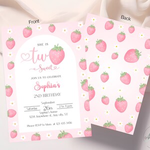 K&ouml;nnte beinhalten: Rosa Einladungskarte mit Erdbeermuster. Der Text lautet "Sie ist zwei. Feiern Sie mit uns Sophias 2. Geburtstag. Samstag, 26. September, 14:00 bis 16:00 Uhr, Sophias Zuhause, 1234 Anywhere st, Any city, ST. Bitte melden Sie sich bei Mama unter 123 435 3156."