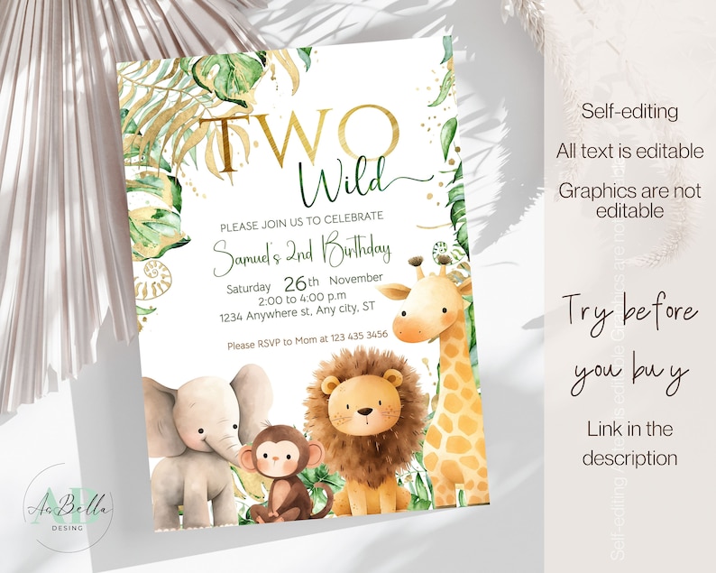 Pu&ograve; includere: Invito modificabile per una festa di compleanno di secondo anno per un bambino con tema giungla. L'invito presenta uno schema di colori verde e oro con illustrazioni di una girafa, un leone, una scimmia e un elefante. Il testo dell'invito recita "Two Wild" e include il nome del bambino, la data, l'ora e il luogo della festa.