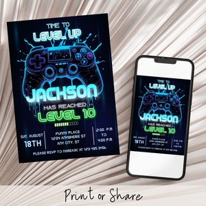 以下が含まれることがあります： ネオンブルーとグリーンのコントローラーグラフィックと「TIME TO LEVEL UP」のテキストが特徴のゲームをテーマにした招待状。「JACKSON」と「LEVEL 10」でパーソナライズされています。イベントの詳細が含まれています。