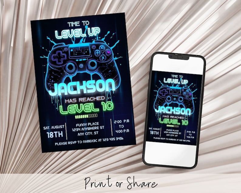 以下が含まれることがあります： ネオンブルーとグリーンのコントローラーグラフィックと「TIME TO LEVEL UP」のテキストが特徴のゲームをテーマにした招待状。「JACKSON」と「LEVEL 10」でパーソナライズされています。イベントの詳細が含まれています。