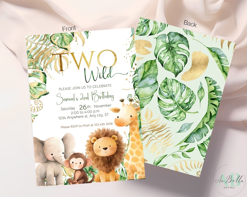 Pu&ograve; includere: Un invito di compleanno a tema giungla con uno schema di colori oro e verde. L'invito presenta una giraffa, un leone, una scimmia e un elefante con il testo "TWO Wild" e "Samuel's 2nd Birthday".