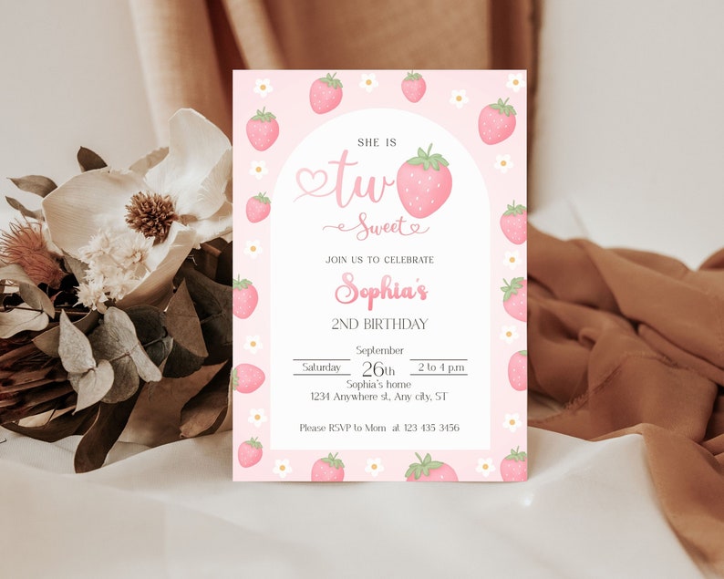 K&ouml;nnte beinhalten: Rosa-wei&szlig;e Geburtstagseinladung mit Erdbeer-Design. Der Text lautet: "Sie ist zwei und s&uuml;&szlig;. Feiern Sie mit uns Sophias 2. Geburtstag. Samstag, 26. September, 14:00 bis 16:00 Uhr, Sophias Zuhause, 1234 Anywhere St, Any City, ST. Bitte melden Sie sich bei Mama unter 123 435 3456."