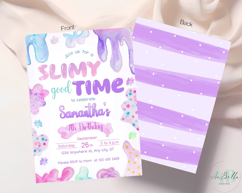 Op de afbeelding: Een paarse en roze uitnodiging met een slijmthema voor een 7e verjaardagsfeestje. De uitnodiging luidt "Doe mee met ons voor een Slijmerige goede Tijd om de 7e verjaardag van Samantha te vieren". De uitnodiging bevat ook de datum, tijd en locatie van het feestje.