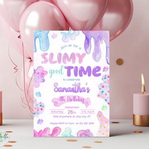 Op de afbeelding: Een kleurrijke uitnodiging voor een slijm-thema verjaardagsfeestje. De uitnodiging heeft een paars, roze en blauw slijm ontwerp met de tekst "Join us for a Slimey good Time to celebrate Samantha's 7th Birthday". De uitnodiging bevat ook de datum, tijd en locatie van het feest.