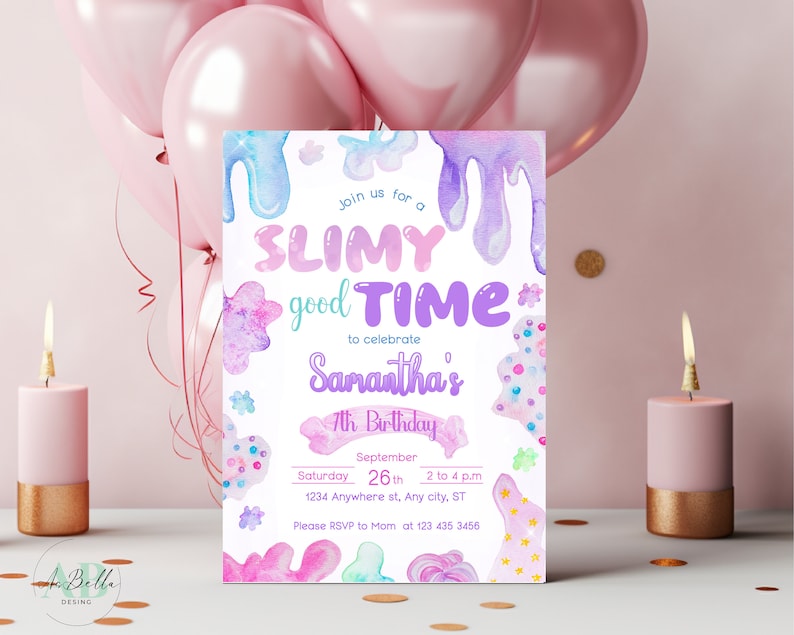 Op de afbeelding: Een kleurrijke uitnodiging voor een slijm-thema verjaardagsfeestje. De uitnodiging heeft een paars, roze en blauw slijm ontwerp met de tekst "Join us for a Slimey good Time to celebrate Samantha's 7th Birthday". De uitnodiging bevat ook de datum, tijd en locatie van het feest.
