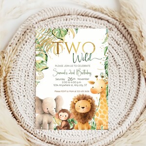 Pu&ograve; includere: Un invito di compleanno a tema giungla con uno schema di colori oro e verde. L'invito presenta una giraffa, un leone, una scimmia e un elefante, insieme al testo "Two Wild" e "Samuel's 2nd Birthday".