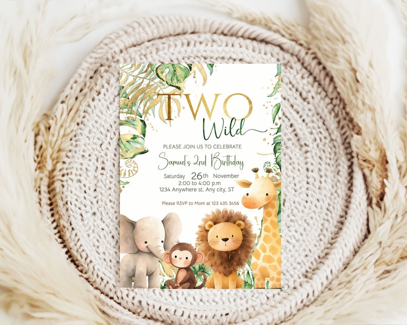 Pu&ograve; includere: Un invito di compleanno a tema giungla con uno schema di colori oro e verde. L'invito presenta una giraffa, un leone, una scimmia e un elefante, insieme al testo "Two Wild" e "Samuel's 2nd Birthday".