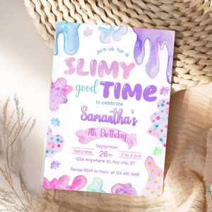 Op de afbeelding: Een kleurrijke uitnodiging voor een 7e verjaardagsfeest met een slijmthema. De uitnodiging heeft een aquarel achtergrond met druppelend slijm in tinten roze, paars en blauw. De tekst luidt "Doe mee met een Slijmerige goede tijd om Samanthas 7e verjaardag te vieren". De uitnodiging bevat ook de datum, tijd en locatie van het feest.