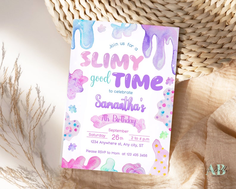 Op de afbeelding: Een kleurrijke uitnodiging voor een 7e verjaardagsfeest met een slijmthema. De uitnodiging heeft een aquarel achtergrond met druppelend slijm in tinten roze, paars en blauw. De tekst luidt "Doe mee met een Slijmerige goede tijd om Samanthas 7e verjaardag te vieren". De uitnodiging bevat ook de datum, tijd en locatie van het feest.