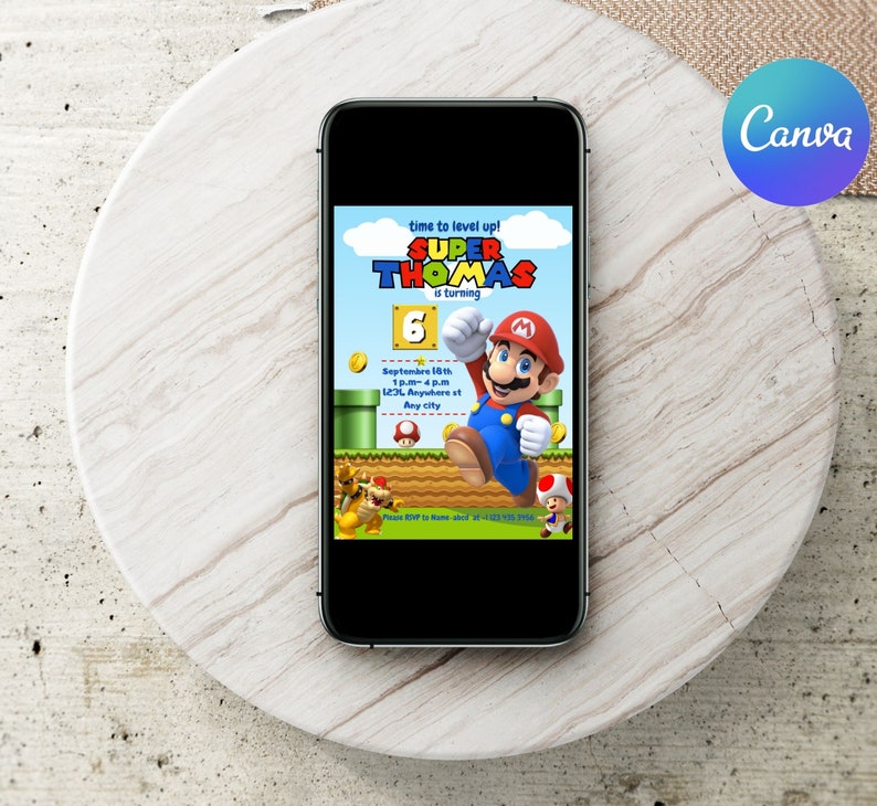 Może przedstawiać: Cyfrowe zaproszenie na przyjęcie urodzinowe w stylu Super Mario. Zaproszenie zawiera kresk&oacute;wkową grafikę Super Mario biegnącego i skaczącego. Tekst na zaproszeniu brzmi: "time to level up! Super Thomas is turning 6. September 10th, 1pm-4pm, 1231 Anywhere st, Any city."