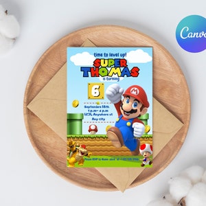 Może przedstawiać: Zaproszenie na urodziny z postacią z kresk&oacute;wki z serii gier wideo Super Mario. Zaproszenie jest niebieskie i zielone z ż&oacute;łtą i czerwoną postacią. Tekst na zaproszeniu brzmi "time to level up! Super Thomas is turning 6. Septembre 18th 1 p.m.-4 p.m. 1231, Anywhere st Any city. Please RSVP to Name-abed at-1123 435 3456."