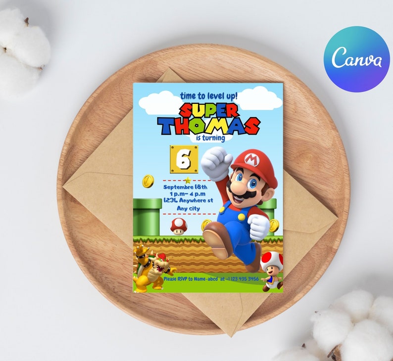 Może przedstawiać: Zaproszenie na urodziny z postacią z kresk&oacute;wki z serii gier wideo Super Mario. Zaproszenie jest niebieskie i zielone z ż&oacute;łtą i czerwoną postacią. Tekst na zaproszeniu brzmi "time to level up! Super Thomas is turning 6. Septembre 18th 1 p.m.-4 p.m. 1231, Anywhere st Any city. Please RSVP to Name-abed at-1123 435 3456."