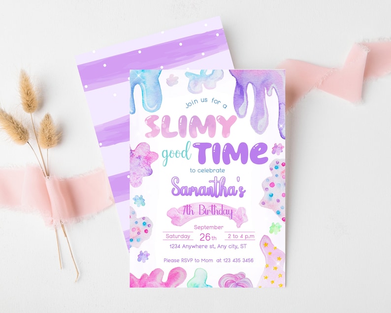 Op de afbeelding: Paarse en roze verjaardagsuitnodiging met een slijmthema. De uitnodiging luidt "Doe mee met een slijmerige goede tijd om de 7e verjaardag van Samantha te vieren". De uitnodiging bevat ook de datum, tijd en locatie van het feest.