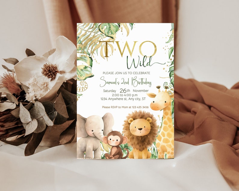 Pu&ograve; includere: Un invito di compleanno a tema giungla con una scritta dorata che recita "Two Wild". L'invito presenta una giraffa, un leone, una scimmia e un elefante circondati da foglie verdi. Il testo sull'invito recita "Si prega di unirsi a noi per celebrare il 2&deg; compleanno di Samuel, sabato 26 novembre, dalle 14:00 alle 16:00, 1234 Anywhere st. Any city. ST, Si prega di RSVP a mamma al 123 435 3456."