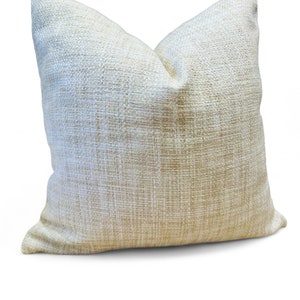 Fundas de almohada tejidas en tonos neutros, beige y blanco, listas para enviar