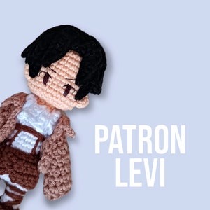 Op de afbeelding: Gehaakte amigurumi-figuur van een personage met zwart haar, bruine ogen en een bruin-witte outfit. De figuur draagt een bruin jasje. De tekst "PATRON LEVI" is zichtbaar op de achtergrond.