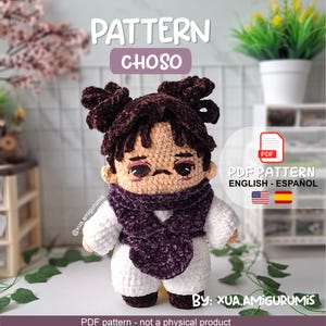 Pode incluir: Boneca de crochê com cabelo castanho em dois coques, cachecol roxo e roupa branca. A imagem apresenta "PATTERN CHOSO" e indica um padrão PDF disponível em inglês e espanhol. O nome do criador é visível.