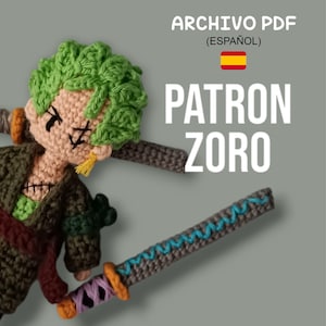 Puede incluir: Figura de amigurumi de crochet de Zoro del anime One Piece. La figura es verde, marrón y beige. La figura sostiene dos espadas. El texto en la imagen dice "ARCHIVO PDF (ESPAÑOL) PATRON ZORO".