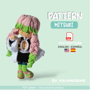 Puede incluir: Muñeca de ganchillo del personaje Mitsuri de la serie de anime. La muñeca tiene pelo rosa y verde, un atuendo blanco y negro y sandalias verdes. La imagen incluye el texto "PATTERN MITSURI" y "PDF PATTERN ENGLISH - ESPAÑOL".
