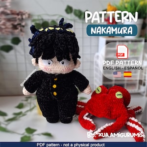 Puede incluir: Una muñeca amigurumi de ganchillo con pelo negro, detalles amarillos y uniforme negro, acompañada de un pulpo rojo de ganchillo con ojos verdes. La imagen incluye el texto PATTERN NAKAMURA y PDF PATTERN ENGLISH - ESPAÑOL.