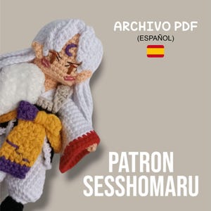 Puede incluir: Muñeca de Sesshomaru tejida a crochet con cabello blanco, rostro color crema y atuendo blanco con detalles rojos y amarillos. La imagen incluye el texto "ARCHIVO PDF (ESPAÑOL)" y "PATRON SESSHOMARU".