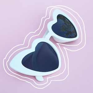 Lunettes de soleil coeur EVJF, EVJF, Anniversaires. Lunettes de soleil mariées et demoiselles d'honneur. Lunettes forme coeur.