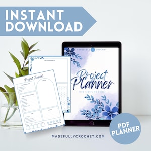 Può includere: Un tablet digitale che mostra un design ad acquerello blu e bianco con il testo "Project Planner for Crocheters" e il sito web "Madefullycrochet.com". Un diario di progetto stampato con il testo "Project Journal" è visibile in primo piano.