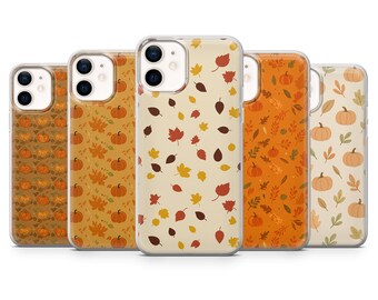 Puede incluir: Cinco fundas transparentes para teléfono con diseños otoñales. Las fundas presentan patrones de calabazas, hojas y follaje de otoño en tonos naranja, marrón y crema. Las fundas están diseñadas para un teléfono inteligente.
