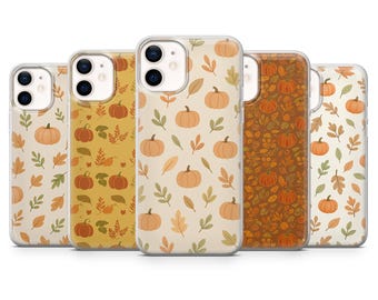 Puede incluir: Una colección de cinco fundas para teléfono con diseños de temática otoñal. Cada funda presenta un patrón diferente de calabazas, hojas y follaje en tonos naranja, marrón y beige. Las fundas están diseñadas para un teléfono inteligente.