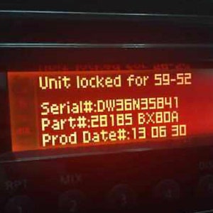 Puede incluir: Una pantalla digital roja con el texto "Unit locked for 59-52" e información adicional que incluye el número de serie, el número de pieza y la fecha de producción.