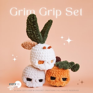 Könnte beinhalten: Ein Set aus drei gehäkelten Halloween-Dekorationen. Die Dekorationen sind in Form von Schädeln und Kürbissen. Die Schädel sind weiß mit schwarzen Augen und einem schwarzen Mund. Die Kürbisse sind orange mit schwarzen Augen und einem schwarzen Mund. Die Dekorationen sind mit grünen gehäkelten Blättern verziert.