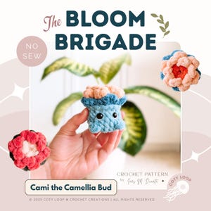 Puede incluir: Un patrón de crochet para un capullo de camelia azul y rosa, llamado "Cami the Camellia Bud", de Grey M Duarte. El patrón es parte de la colección "Bloom Brigade". El patrón está disponible para su compra en el sitio web de COTY LOOP.
