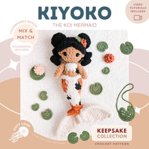 Può includere: Una bambola sirena all'uncinetto di nome Kiyoko, con capelli neri, viso abbronzato e coda ispirata alle carpe koi in bianco, arancione e nero. L'immagine include ninfee all'uncinetto, una piccola borsa e il testo "Kiyoko The Koi Mermaid".