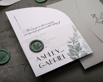 Conjunto de convites de casamento verde-sálvia com selo de cera e confirmação de presença em formato de meio arco.