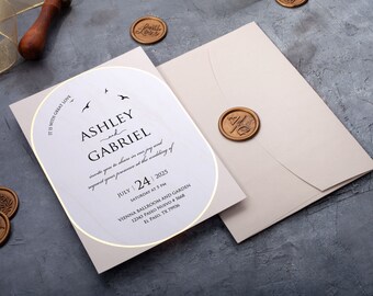 Conjunto de convites de casamento com detalhes em folha de ouro e estampa de mármore champanhe.