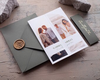 Invitación de boda tríptico verde salvia, diseño de arco con código QR para confirmación de asistencia.