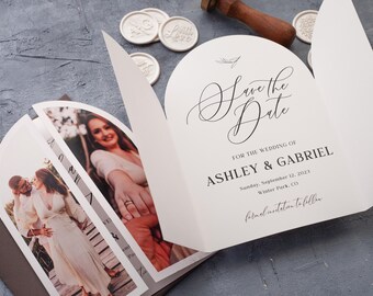 Invitación de boda desplegable con arco y foto, tarjeta de "Reserva la fecha" con faja.