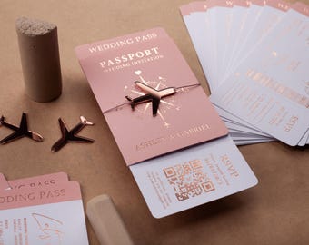 Zestaw zaproszeń ślubnych „Paszport” – folia w kolorze różowego złota, motyw podróży w kolorze pudrowego różu