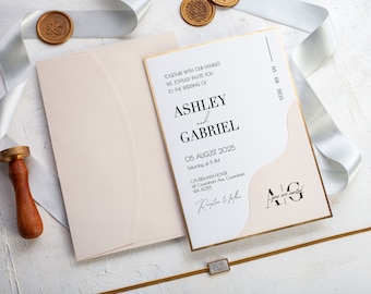 Convite de casamento em tons de rosa blush com detalhes em dourado e moldura floral minimalista.