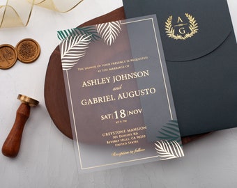 Convite de casamento em acrílico, modelo com folhas tropicais em tom dourado fosco.