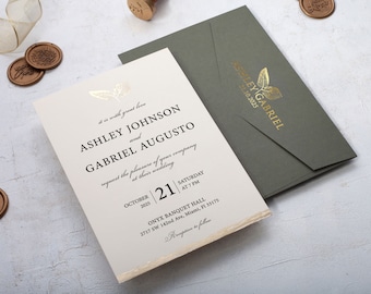 Conjunto de convites de casamento verde e dourado, envelope verde-sálvia e cartões marfim.