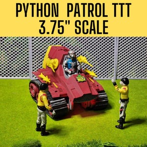 Puede incluir: Un vehículo de juguete Python Patrol TTT a escala de 3,75 pulgadas, de color granate con detalles amarillos y orugas negras. Una figura conductora está en la cabina, mientras dos figuras amarillas y blancas están cerca. Texto PYTHON PATROL TTT 3.75" SCALE.