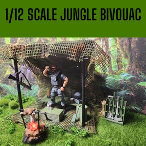 Pode incluir: Um conjunto em miniatura de acampamento na selva em escala 1/12 com um abrigo de rede de camuflagem, uma figura de ação de soldado, uma fogueira com um animal assado, uma caixa verde, uma garrafa de água e ferramentas em miniatura.