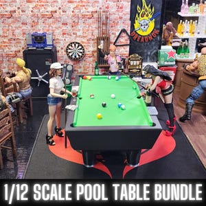 Puede incluir: Una mesa de billar en miniatura con una superficie de fieltro verde, ambientada en un bar con figuras. La imagen incluye una diana, una barra y accesorios. El texto "1/12 SCALE POOL TABLE BUNDLE" se muestra en la parte inferior.