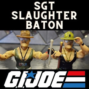 Könnte beinhalten: Zwei Actionfiguren von Soldaten in grün-braunen Tarnuniformen, Hüten und Sonnenbrillen. Die Figuren halten Waffen und stehen vor einem G.I. Joe-Logo. Der Text "SGT. SLAUGHTER BATON" steht über den Figuren.