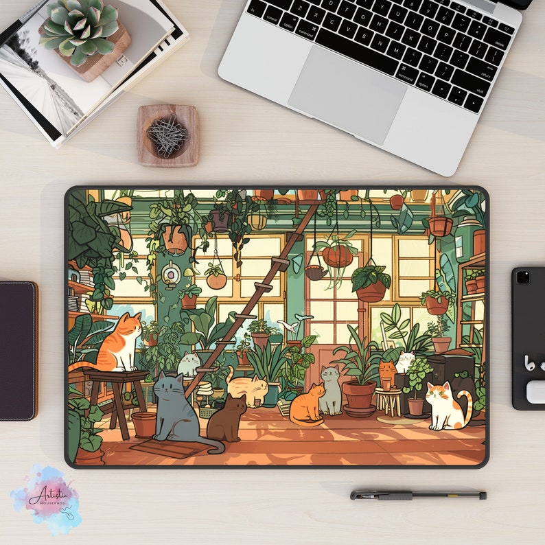 K&ouml;nnte beinhalten: Eine digitale Illustration eines Raumes voller Pflanzen und Katzen. Der Raum hat eine gr&uuml;ne Wand, einen Holzboden und eine Leiter. Es gibt viele Pflanzen in T&ouml;pfen, darunter Farne, Sukkulenten und Ranken. Es gibt auch mehrere Katzen im Raum, darunter eine getigerte Katze, eine dreifarbige Katze und eine schwarze Katze. Die Katzen sitzen, stehen und schlafen in verschiedenen Positionen.