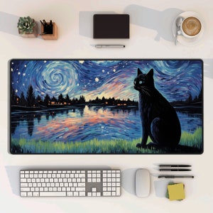 Peut inclure: Un chat noir est assis sur une colline herbeuse, regardant un ciel nocturne étoilé qui se reflète dans un lac. La scène est peinte dans un style rappelant la 'Nuit étoilée' de Vincent van Gogh.